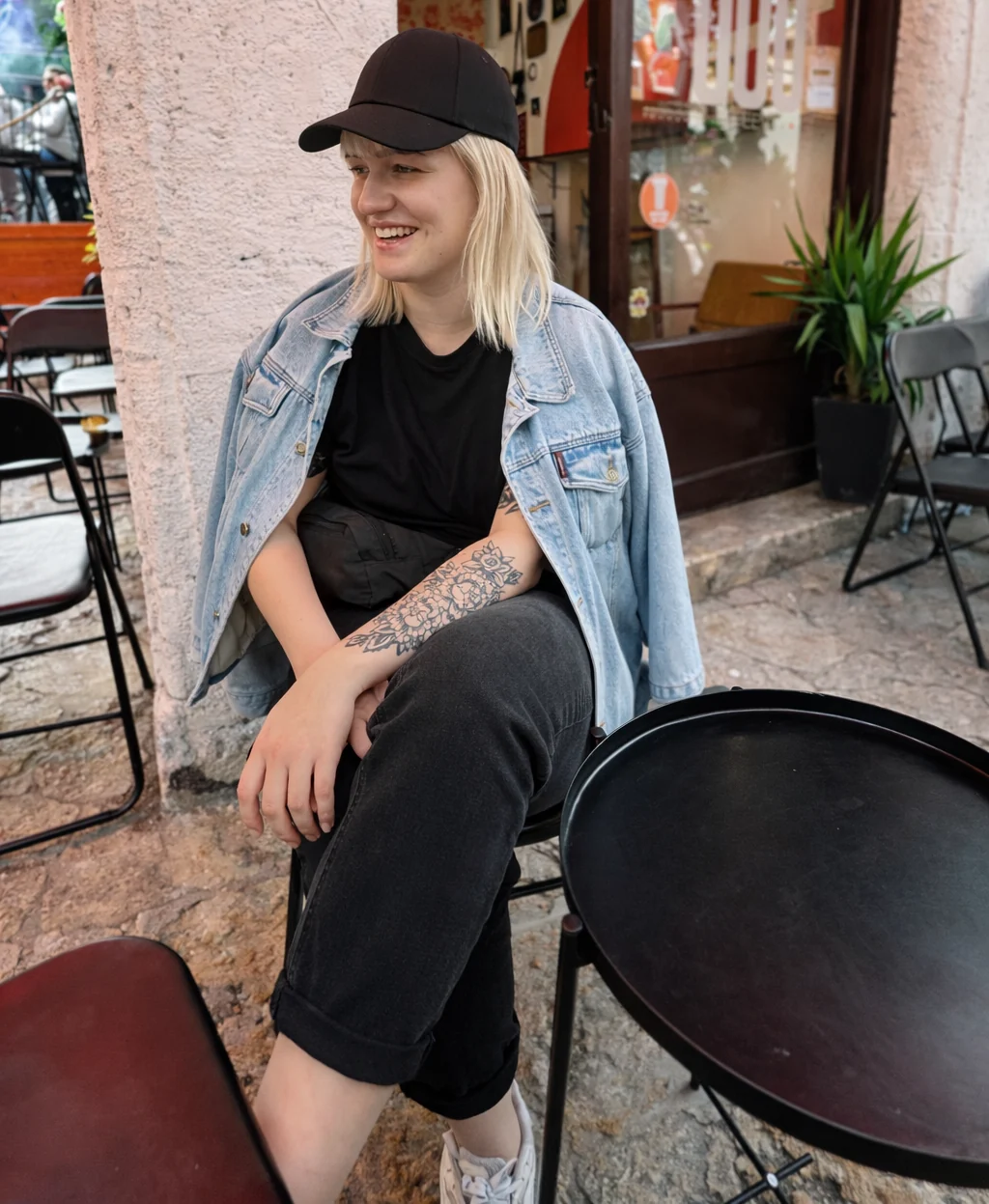 Eva musta nokamütsi ja teksajakiga